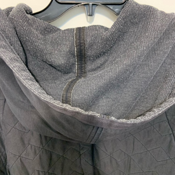 Free People Women’s (Medium) Black Quilted Jacket with Hood and zipper back. - Picture 7 of 11